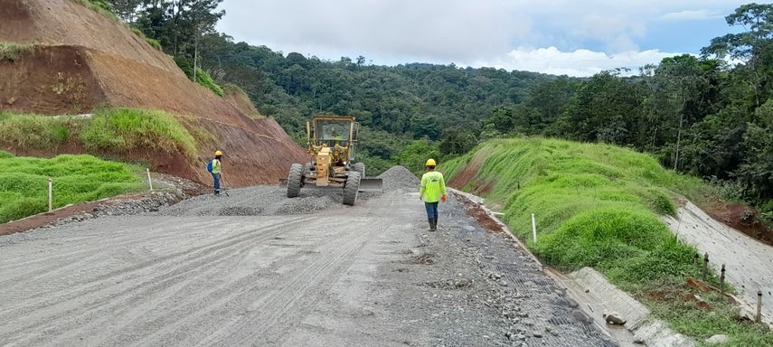 Con un avance físico del 31%, continúan los trabajos del proyecto de diseño y construcción de la carretera Quebrada Ancha – María Chiquita, conocida como el “Corredor del Caribe”, una obra de gran impacto económico y social que ejecuta el Ministerio de Obras Públicas (MOP) en la provincia de Colón. Con un avance físico del 31%, continúan los trabajos del proyecto de diseño y construcción de la carretera Quebrada Ancha – María Chiquita, conocida como el “Corredor del Caribe”, una obra de gran impacto económico y social que ejecuta el Ministerio de Obras Públicas (MOP) en la provincia de Colón.