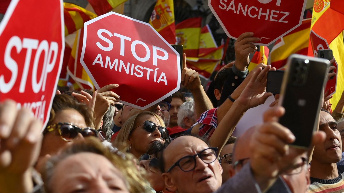 Derecha en España se manifiesta contra Sánchez y amnistía de independentistas catalanes. AFP