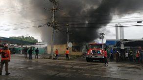 Bomberos atienden incendio cerca de estación del Metro en Pueblo Nuevo