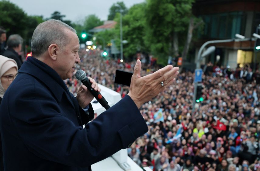 El presidente saliente de Turquía, Recep Tayyip Erdogan, se impuso este domingo en la segunda vuelta de las elecciones presidenciales, un resultado que confirma su permanencia en el poder hasta 2028 después de dos décadas al mando del país. 