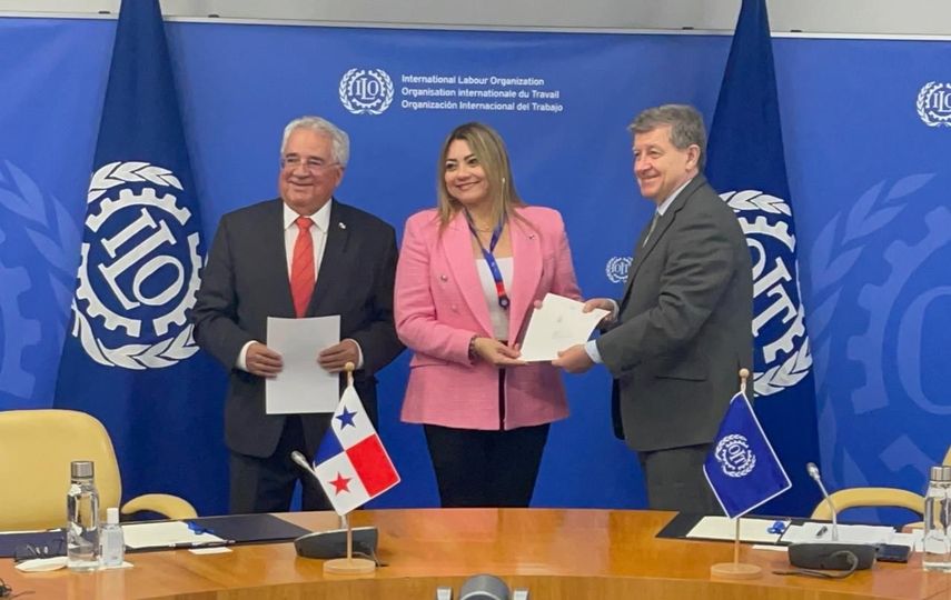 Doris Zapata (centro), Ministra de Trabajo de Panamá