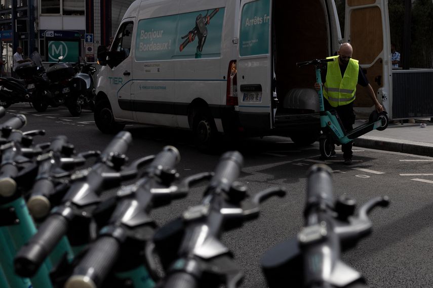 París retira de sus calles los monopatines eléctricos
