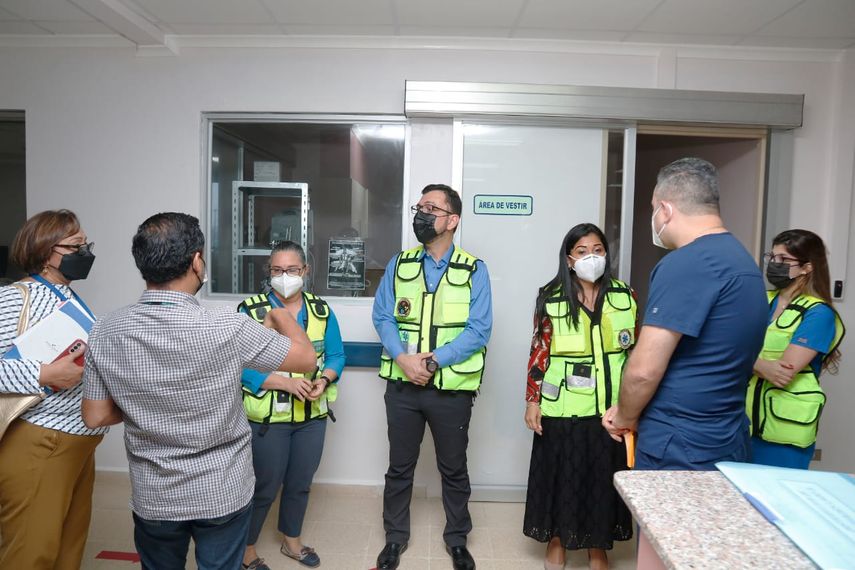 Durante el recorrido del MINSA se verificó las áreas de aislamiento existentes para adecuarlas y evitar una infección cruzada entre los pacientes y el personal de salud.
