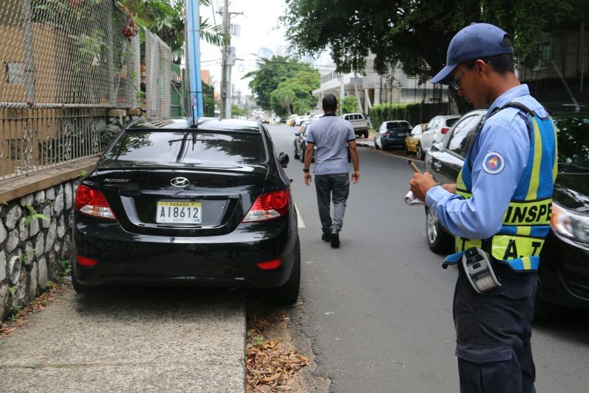 Alcaldía de Panamá suspende operativo de revisión de calcomanías