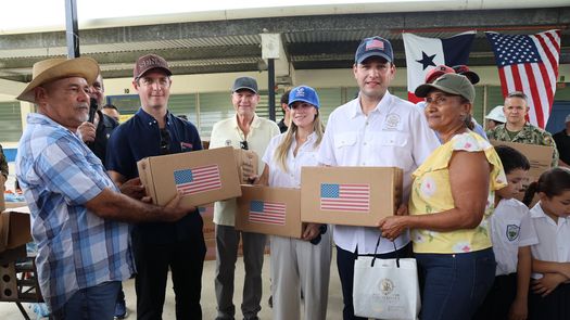 Estados Unidos (EEUU) anunció un millón de dólares adicionales en asistencia humanitaria para Panamá tras el terremoto del 9 de octubre, con lo que su aporte total asciende a $6 millones, informó el embajador estadounidense Kevin Marino Cabrera durante una visita a las comunidades afectadas en la provincia de Los Santos. Estados Unidos (EEUU) anunció un millón de dólares adicionales en asistencia humanitaria para Panamá tras el terremoto del 9 de octubre, con lo que su aporte total asciende a $6 millones, informó el embajador estadounidense Kevin Marino Cabrera durante una visita a las comunidades afectadas en la provincia de Los Santos.