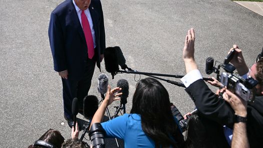Trump afirmó que la tregua se produce tras unas conversaciones excelentes con el primer ministro israelí, Benjamin Netanyahu, y el presidente libanés, Joseph Aoun, dos días después de que Israel y Líbano iniciaran negociaciones de paz en Washington. Trump afirmó que la tregua se produce tras unas conversaciones excelentes con el primer ministro israelí, Benjamin Netanyahu, y el presidente libanés, Joseph Aoun, dos días después de que Israel y Líbano iniciaran negociaciones de paz en Washington.