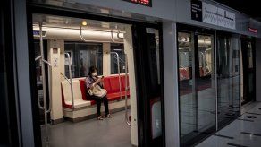 Metro de Santiago reabre sus estaciones casi un año después del estallido social en Chile