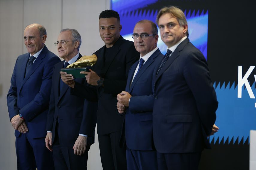 El francés Kylian Mbappé recibió la Bota de Oro 2024-25 en el estadio Santiago Bernabéu, en un acto en el que estuvo acompañado por todos sus compañeros del Real Madrid, a los que agradeció la ayuda para lograr un galardón que aseguró era "imposible ganar" sin su colaboración. El francés Kylian Mbappé recibió la Bota de Oro 2024-25 en el estadio Santiago Bernabéu, en un acto en el que estuvo acompañado por todos sus compañeros del Real Madrid, a los que agradeció la ayuda para lograr un galardón que aseguró era "imposible ganar" sin su colaboración.