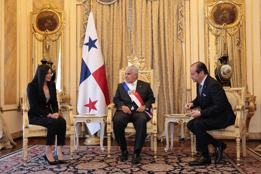 Embajadora de Nicaragua en Panamá presenta credenciales con Martinelli asilado en su sede