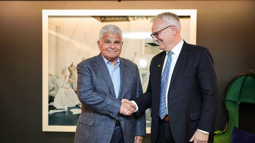 Mulino y Berg Harpviken, del Comité Noruego del Premio Nobel de la Paz. Mulino y Berg Harpviken, del Comité Noruego del Premio Nobel de la Paz.