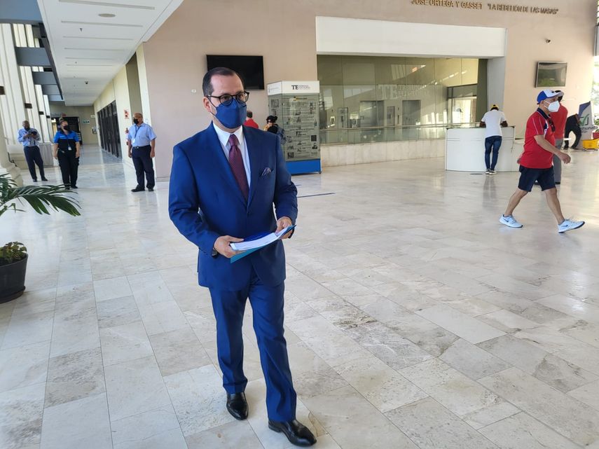 El abogado Roberto Ruiz Díaz presentó este martes un memorial formal ante el Tribunal Electoral (TE) para la revocatoria de mandato del alcalde de la ciudad capital José Luis Fábrega.