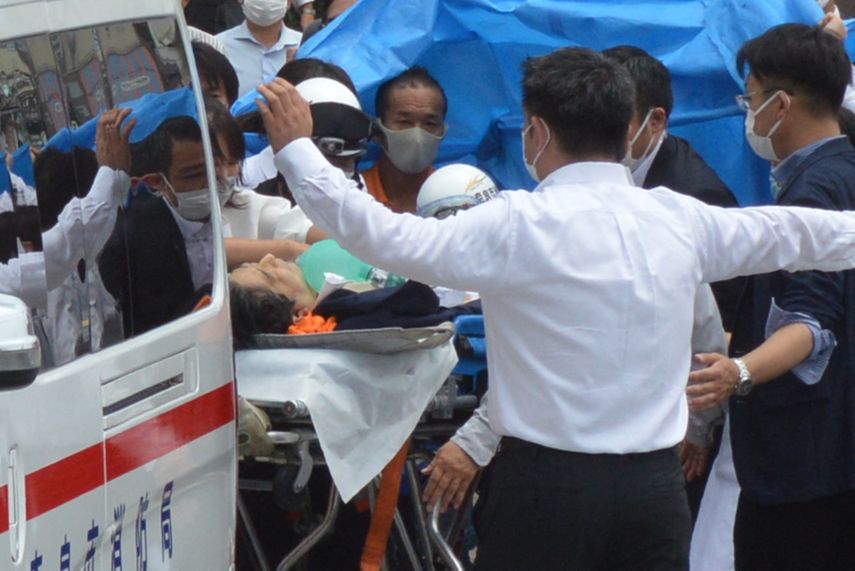 El ex primer ministro de Japón Shinzo Abe, de 67 años, murió este viernes en el hospital tras sufrir un ataque con arma de fuego en un acto de campaña política en Nara (oeste), confirmó el establecimiento.