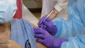 Inicia vacunación contra Covid-19 de personal sanitario en hospitales privados