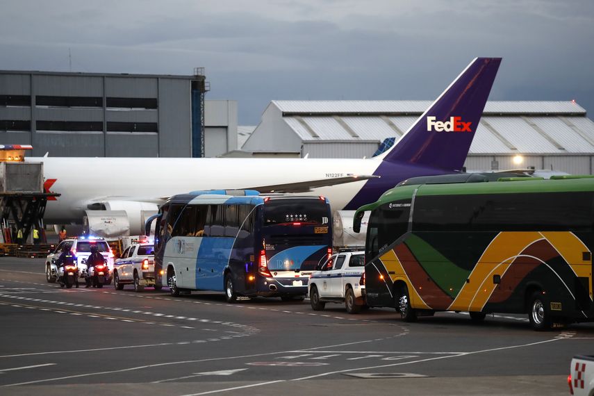 Las autoridades de Costa Rica recibieron este martes el segundo vuelo de migrantes deportados desde Estados Unidos, en el cual viajaron 65 personas de Nepal, China, Rusia, India y Congo, entre ellos 16 menores de edad. Las autoridades de Costa Rica recibieron este martes el segundo vuelo de migrantes deportados desde Estados Unidos, en el cual viajaron 65 personas de Nepal, China, Rusia, India y Congo, entre ellos 16 menores de edad.