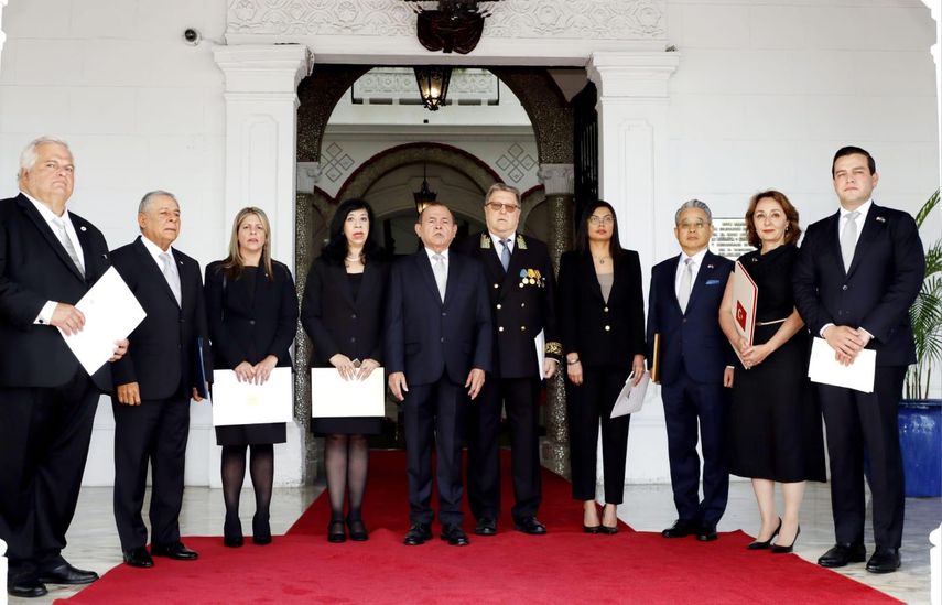 Nueve nuevos embajadores presentan credenciales ante el presidente Mulino