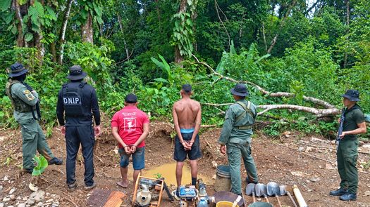 Dos ciudadanos panameños fueron aprehendidos por presuntamente realizar actividades de minería ilegal en la quebrada Peluca, corregimiento de Caimitillo, dentro del Parque Nacional Chagres, provincia de Panamá.&nbsp;