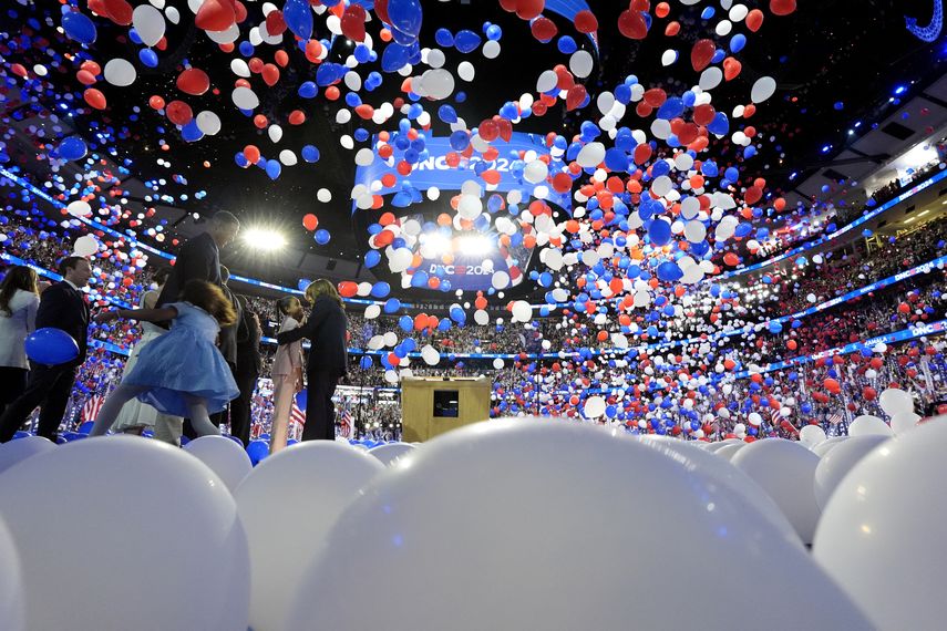 De Darién a la fiesta de Kamala Harris: los migrantes que recogen confeti de la convención. De Darién a la fiesta de Kamala Harris: los migrantes que recogen confeti de la convención.