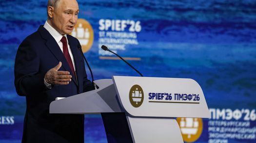 El presidente ruso, Vladímir Putin, rechazó el viernes la propuesta del líder ucraniano, Volodímir Zelenski, que le planteó anoche en una carta abierta celebrar negociaciones directas en un tercer país para poner fin a la guerra.