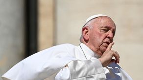 El papa rompe tabú y reza por adolescente desaparecida hace cuatro décadas