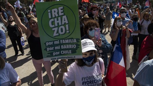 Chile: miles de manifestantes rechazan nueva Constitución
