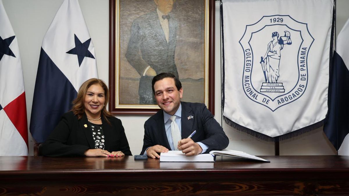 El embajador de Estados Unidos en Panamá, junto a la presidenta del Colegio Nacional de Abogados. El embajador de Estados Unidos en Panamá, junto a la presidenta del Colegio Nacional de Abogados.