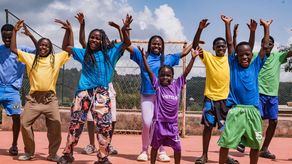 Los Ghetto Kids de Uganda esperan ansiosos bailar con Shakira en el Mundial