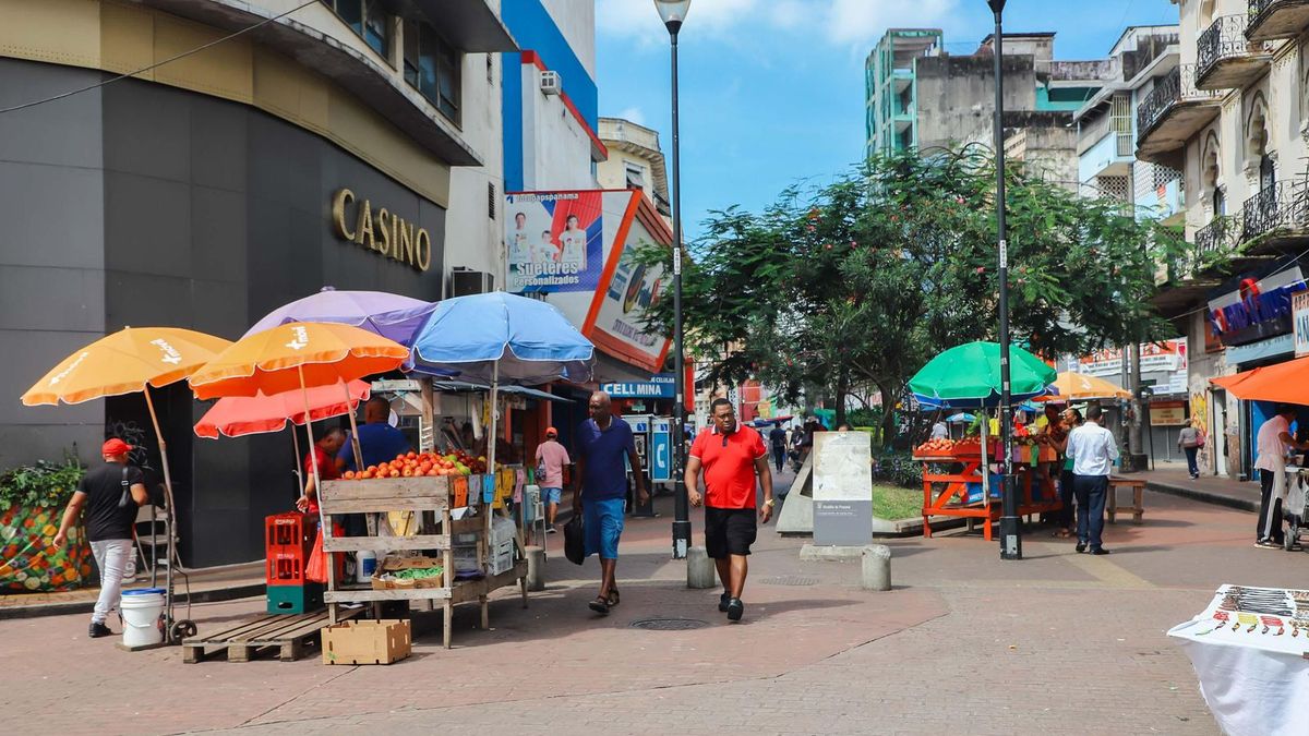 La subcomisión de Asuntos Municipales de la Asamblea Nacional de Panamá analizó el proyecto de ley 460, iniciativa que busca reconocer y regular la actividad de los buhoneros en el país, además de establecer medidas para su formalización y desarrollo económico. La subcomisión de Asuntos Municipales de la Asamblea Nacional de Panamá analizó el proyecto de ley 460, iniciativa que busca reconocer y regular la actividad de los buhoneros en el país, además de establecer medidas para su formalización y desarrollo económico.