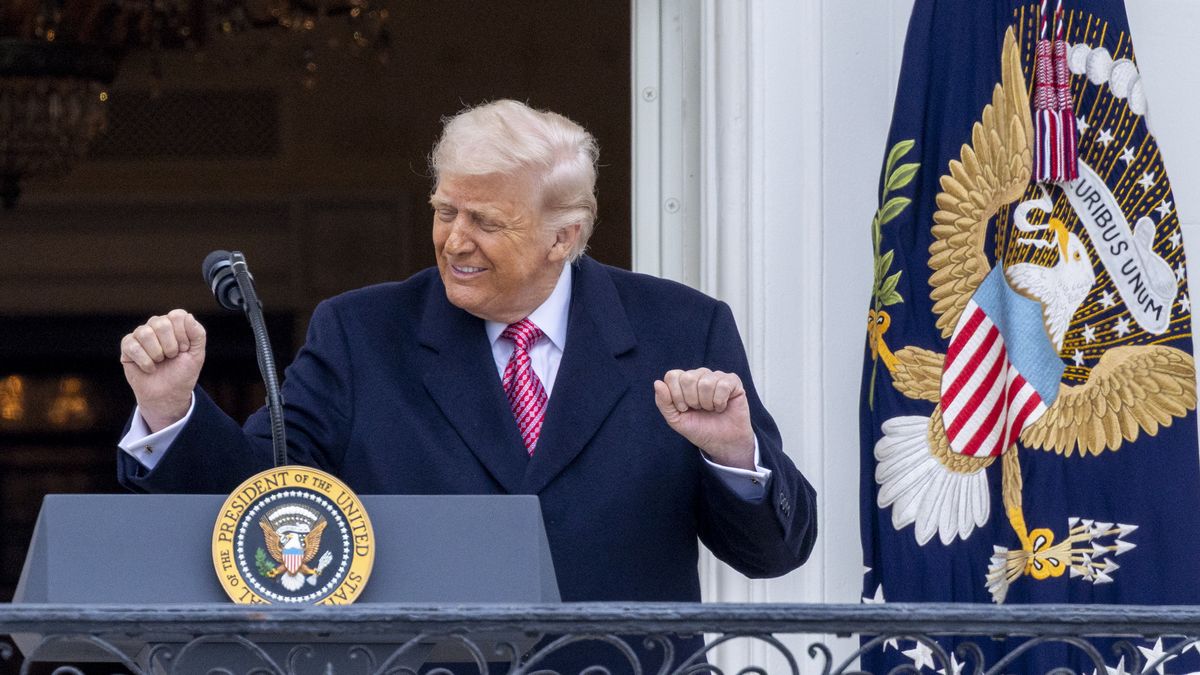 El presidente de Estados Unidos, Donald Trump, ha pedido al Congreso aprobar para todo el año que las gasolineras del país vendan combustible con más alta concentración de etanol, una medida de emergencia impuesta temporalmente para hacer frente al impacto de la guerra contra Irán y que beneficiará a los agricultores. El presidente de Estados Unidos, Donald Trump, ha pedido al Congreso aprobar para todo el año que las gasolineras del país vendan combustible con más alta concentración de etanol, una medida de emergencia impuesta temporalmente para hacer frente al impacto de la guerra contra Irán y que beneficiará a los agricultores.