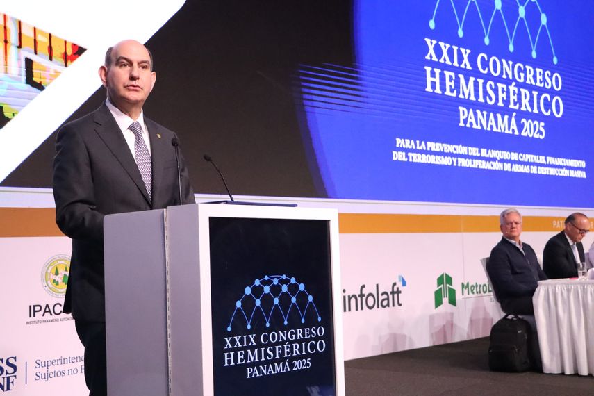 El ministro de Economía y Finanzas (MEF) de Panamá, Felipe Chapman, dijo este martes que pidió a la Corte Suprema de Justicia (CSJ) y al Tribunal Electoral que reconsideren el alza salarial aprobada para sus magistrados así como la jubilación especial para los jueces del Poder Judicial, por considerarlas reñidas con el plan de austeridad y disciplina fiscal que impulsa el Gobierno. El ministro de Economía y Finanzas (MEF) de Panamá, Felipe Chapman, dijo este martes que pidió a la Corte Suprema de Justicia (CSJ) y al Tribunal Electoral que reconsideren el alza salarial aprobada para sus magistrados así como la jubilación especial para los jueces del Poder Judicial, por considerarlas reñidas con el plan de austeridad y disciplina fiscal que impulsa el Gobierno.