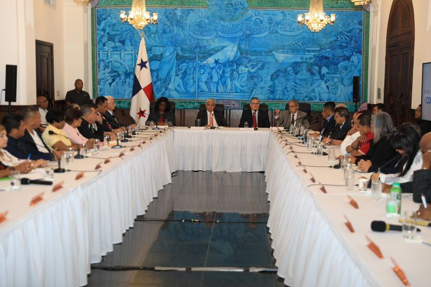 Mulino y gremios docentes del país buscan salida a la crisis de la CSS