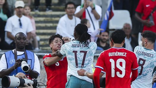 El partido entre Chile y Portugal, terminó con dos expulsados. EFE