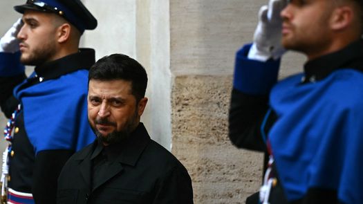 El presidente ucraniano, Volodimir Zelenski, afirmó este martes que está listo para celebrar elecciones en su país, y que espera enviar el miércoles a Estados Unidos una propuesta enmendada para terminar la guerra con Rusia, que empezó hace casi cuatro años. El presidente ucraniano, Volodimir Zelenski, afirmó este martes que está listo para celebrar elecciones en su país, y que espera enviar el miércoles a Estados Unidos una propuesta enmendada para terminar la guerra con Rusia, que empezó hace casi cuatro años.