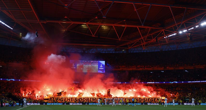 EFE. Aficionados del Dortmund encienden bengalas durante partido final de la UEFA Champions League con Real Madrid EFE. Aficionados del Dortmund encienden bengalas durante partido final de la UEFA Champions League con Real Madrid