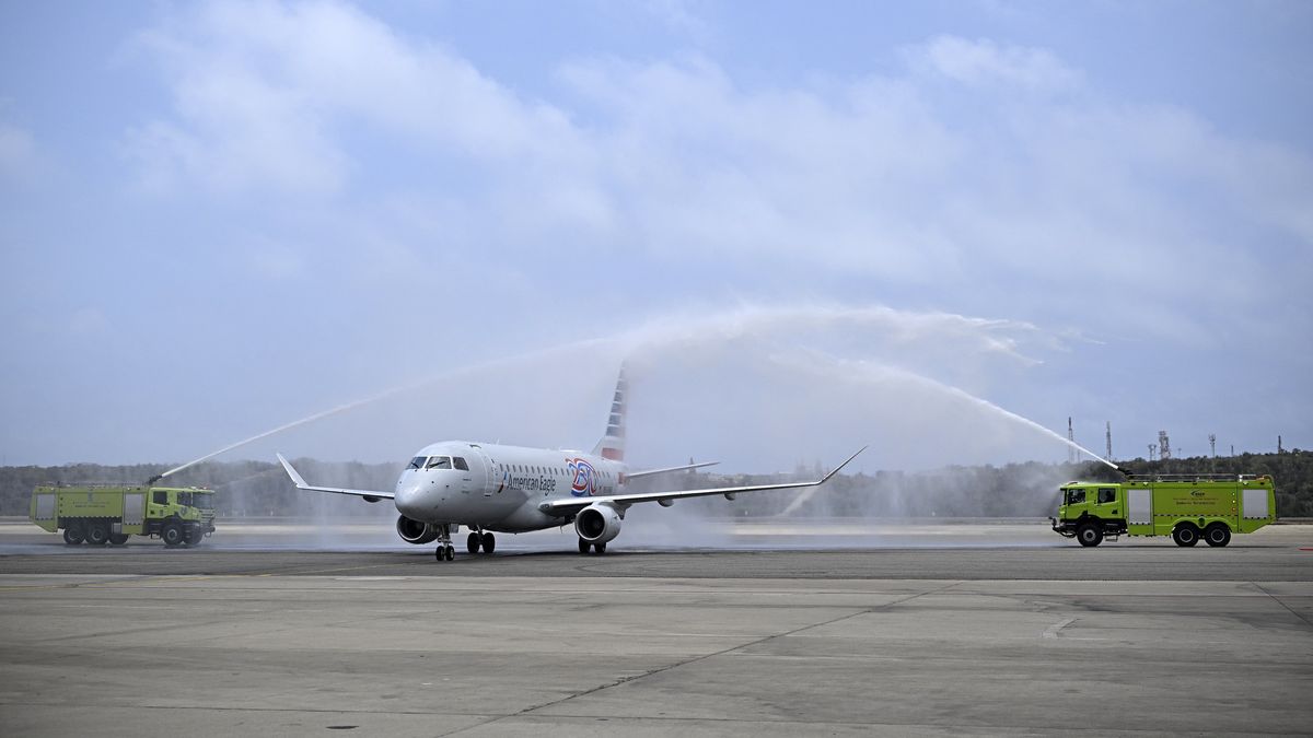 El primer vuelo comercial directo entre Estados Unidos y Venezuela en siete años aterrizó el jueves en el aeropuerto que sirve a Caracas, un nuevo paso en la normalización de las relaciones entre ambos países tras la caída de Nicolás Maduro. El primer vuelo comercial directo entre Estados Unidos y Venezuela en siete años aterrizó el jueves en el aeropuerto que sirve a Caracas, un nuevo paso en la normalización de las relaciones entre ambos países tras la caída de Nicolás Maduro.