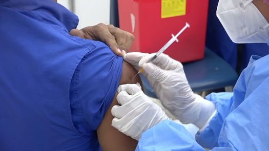 El Minsa, a través de la directora de la región de Chiriquí, Gladys Novoa mantiene en pie el llamado a la comunidad para que acudan a las instalaciones de salud a vacunarse contra el Covid-19.