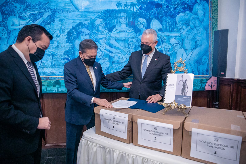 Los representantes de la comisión entregaron al viceministro de la Presidencia, Carlos García Molino, las cuatro cajas que contienen los expedientes y entrevistas de los 11 aspirantes a estos cargos.