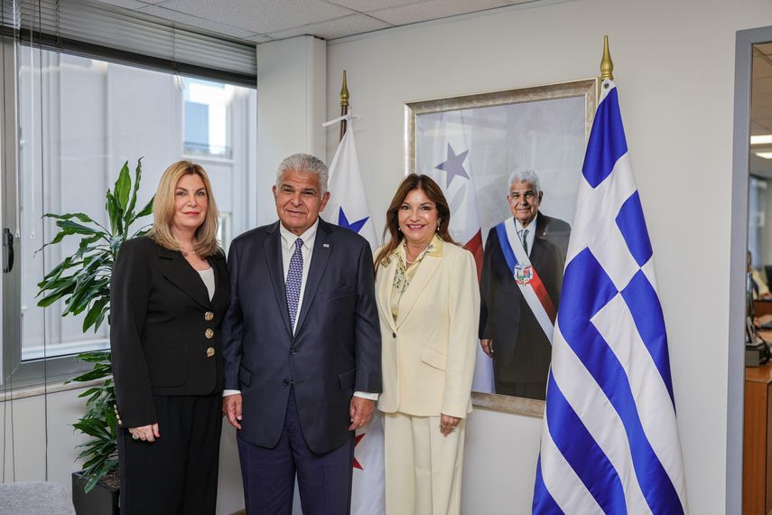 El reforzamiento de las estrategias de Panamá para elevar la calidad de su Registro de Naves —incluyendo la aplicación de nuevas tecnologías— y la búsqueda de soluciones a situaciones externas que afectan a los buques con bandera panameña fueron los temas centrales abordados este jueves por el presidente de la República