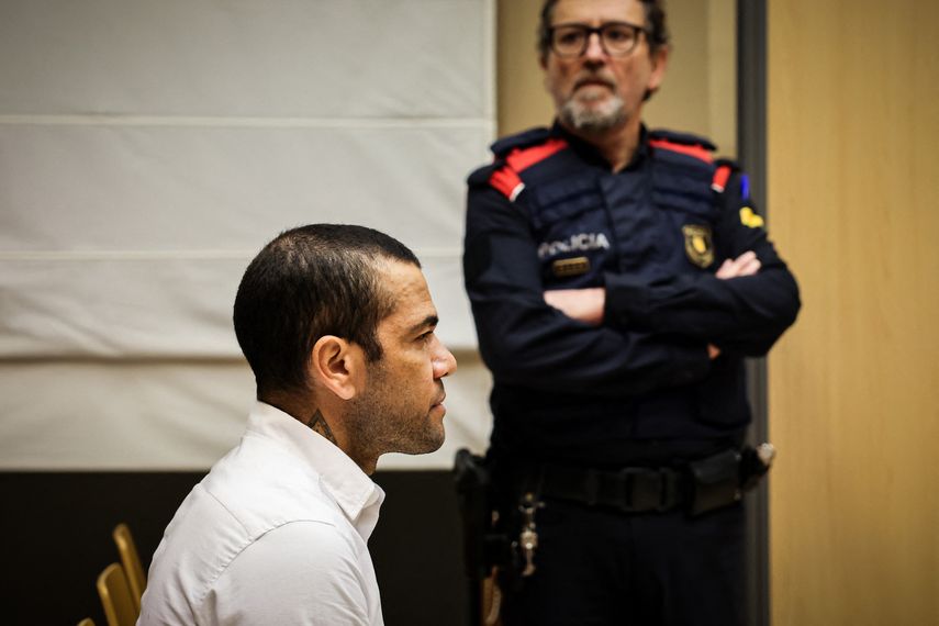 La Fiscalía de España recurrirá la condena por violación impuesta por un tribunal al futbolista brasileño Dani Alves, a cuatro años y medio de cárcel, para intentar endurecerla, indicó este viernes una fuente jurídica. La Fiscalía de España recurrirá la condena por violación impuesta por un tribunal al futbolista brasileño Dani Alves, a cuatro años y medio de cárcel, para intentar endurecerla, indicó este viernes una fuente jurídica.