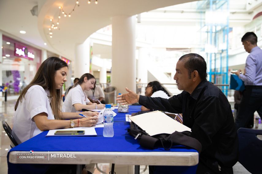 Más de 100 personas participan en reclutamiento de Mitradel en San Miguelito