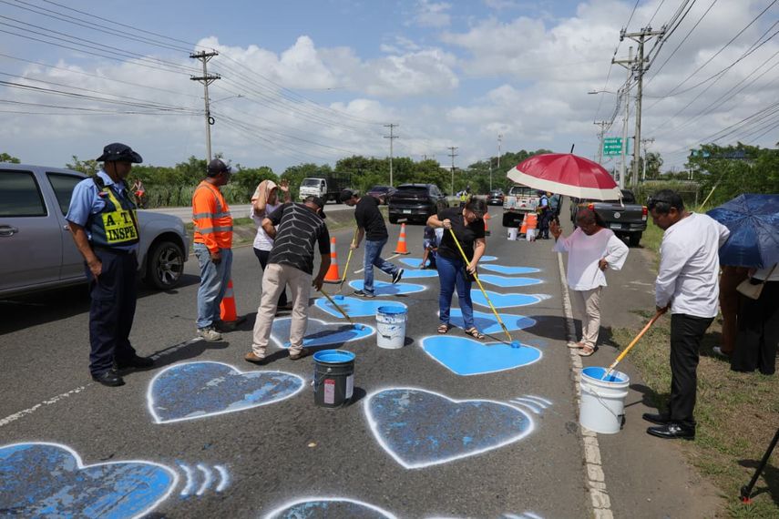 Restauran corazones azules en Las Garzas en memoria de los 24 fallecidos en la tragedia vehicular. Restauran corazones azules en Las Garzas en memoria de los 24 fallecidos en la tragedia vehicular.
