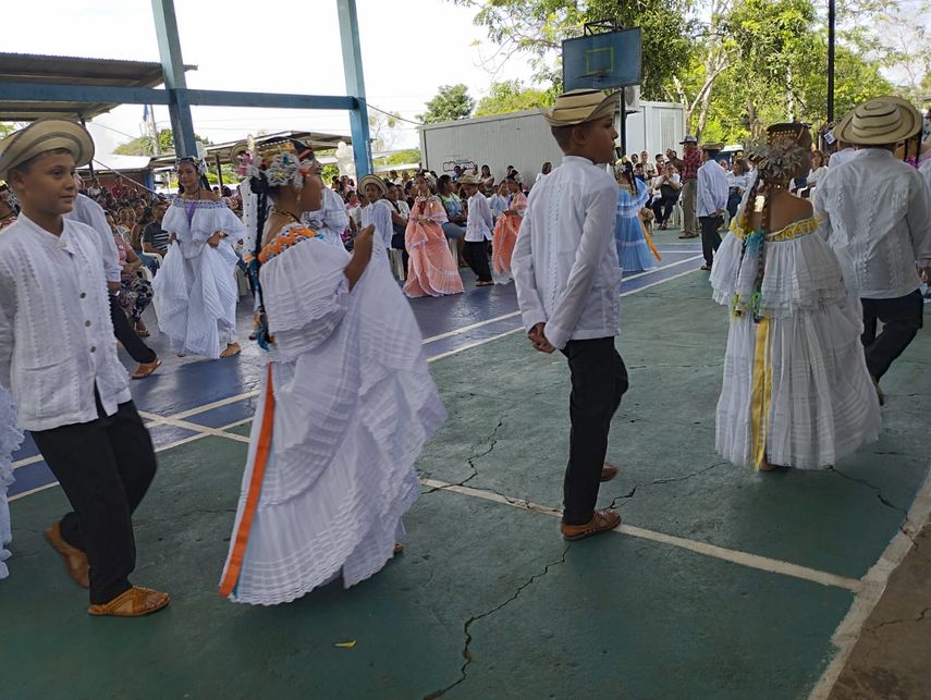 La actividad organizada con Meduca también contó con presentaciones de grupos folclóricos. La actividad organizada con Meduca también contó con presentaciones de grupos folclóricos. 