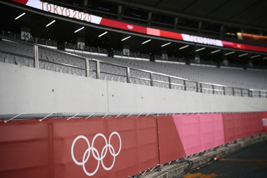 Cientos de personas se reúnen en las inmediaciones del Estadio Olímpico de Tokio 2020 horas antes de la ceremonia de apertura. AFP