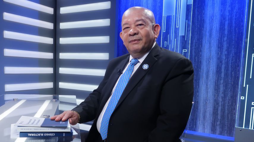 El subdirector de Organización Electoral del Tribunal Electoral, Santana Díaz, explicó como será el proceso de recolección de firmas.