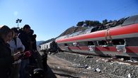 Coincidiendo con el primero de los tres días de luto nacional decretados por el Gobierno, los reyes de España visitarán este martes la zona de Andalucía en la que dos trenes chocaron el domingo, dejando al menos 41 fallecidos. Coincidiendo con el primero de los tres días de luto nacional decretados por el Gobierno, los reyes de España visitarán este martes la zona de Andalucía en la que dos trenes chocaron el domingo, dejando al menos 41 fallecidos.