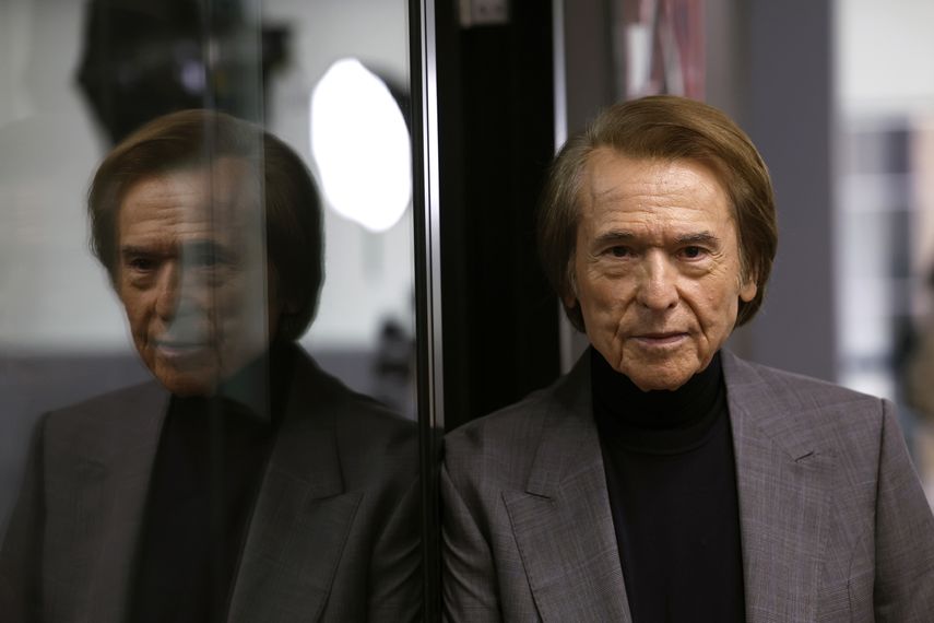 El cantante español Raphael recibió este viernes el alta hospitalaria tras diez días ingresado por un linfoma cerebral primario, del que ya está siendo tratado, según el parte médico del Hospital 12 de Octubre de Madrid. El cantante español Raphael recibió este viernes el alta hospitalaria tras diez días ingresado por un linfoma cerebral primario, del que ya está siendo tratado, según el parte médico del Hospital 12 de Octubre de Madrid.