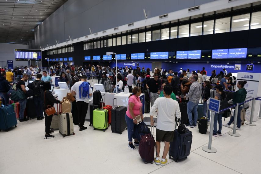 En la terminal 2 del Aeropuerto Internacional de Tocumen, inspectores de la Autoridad Nacional de Aduanas retuvieron un total de 26 mil 770 dólares sin declarar, pertenecientes a dos viajeros procedentes de Barranquilla, Colombia. En la terminal 2 del Aeropuerto Internacional de Tocumen, inspectores de la Autoridad Nacional de Aduanas retuvieron un total de 26 mil 770 dólares sin declarar, pertenecientes a dos viajeros procedentes de Barranquilla, Colombia.