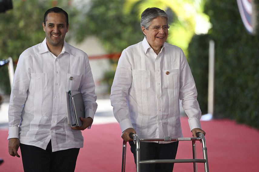 Canciller de Ecuador renuncia en medio de crisis política