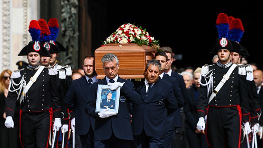 Miles de personas despiden en un último homenaje a Berlusconi en su funeral en Milán