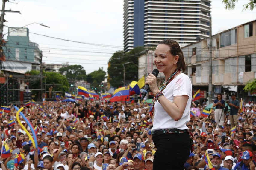 La líder opositora y Premio Nobel de la Paz 2025, María Corina Machado, aseguró este sábado que la presidente interina de Venezuela, Delcy Rodríguez, saldrá del poder y que el gran reto que tiene los venezolanos es "construir los pilares éticos y liberales que harán que Venezuela nunca jamás" caiga bajo el comunismo y la tiranía. La líder opositora y Premio Nobel de la Paz 2025, María Corina Machado, aseguró este sábado que la presidente interina de Venezuela, Delcy Rodríguez, saldrá del poder y que el gran reto que tiene los venezolanos es "construir los pilares éticos y liberales que harán que Venezuela nunca jamás" caiga bajo el comunismo y la tiranía.