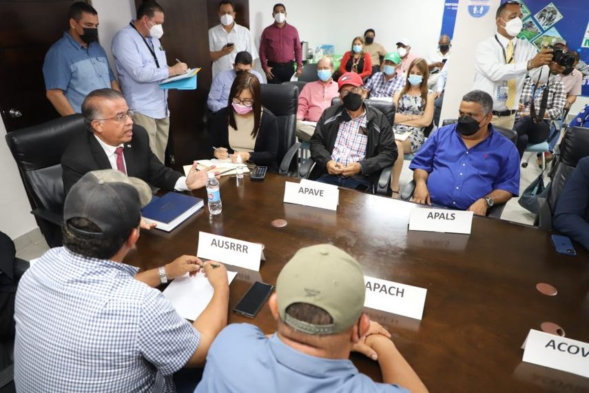 El ministro del MIDA, Augusto Valderrama felicitó a todos los miembros de la cadena agroalimentaria por llegar a un acuerdo.